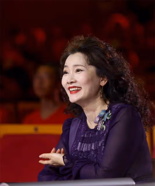 被60歲何賽飛驚艷到:穿花衣不浮誇,穿旗袍不老氣,高級優雅