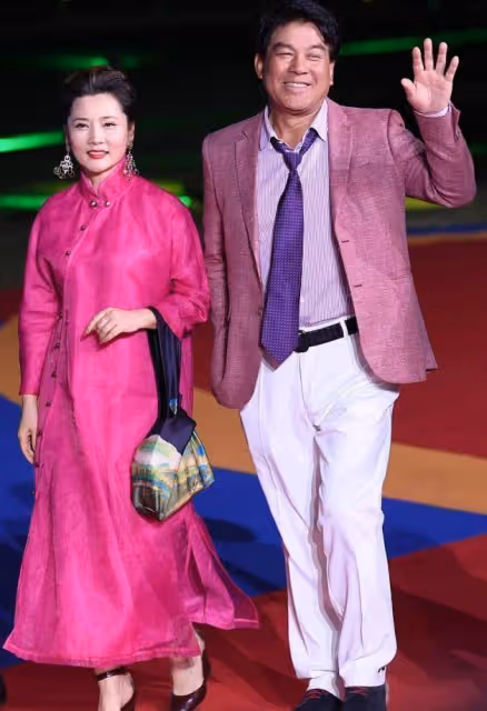 被60歲何賽飛驚艷到:穿花衣不浮誇,穿旗袍不老氣,高級優雅