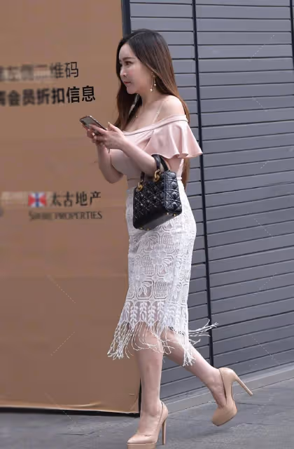 時尚型身材的裙裝穿搭,粉色一字肩配白色半身裙,優雅清新又顯瘦