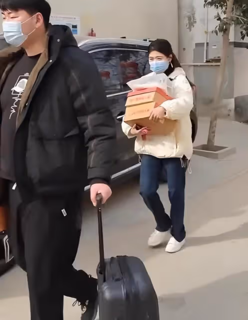 朱小偉疑是接盤俠？曝陳萌離異帶娃，真實身份被扒，網友：被騙了