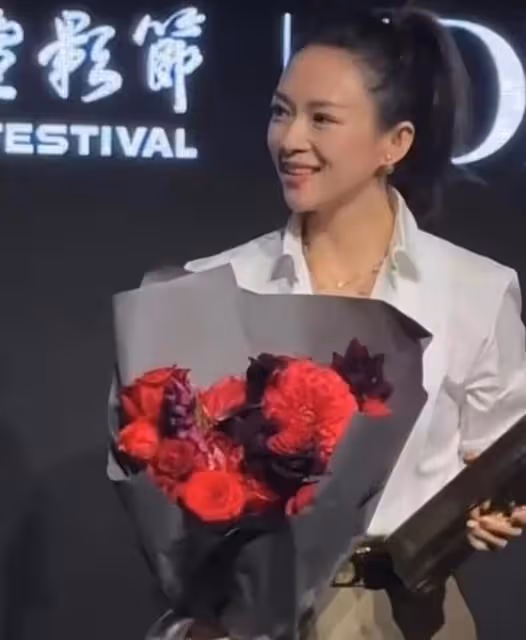 44歲章子怡無濾鏡照曝光,網友指其整容變樣認不出來,成了鷹鉤鼻