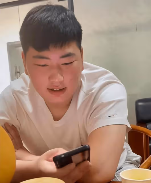 朱小偉疑是接盤俠？曝陳萌離異帶娃，真實身份被扒，網友：被騙了