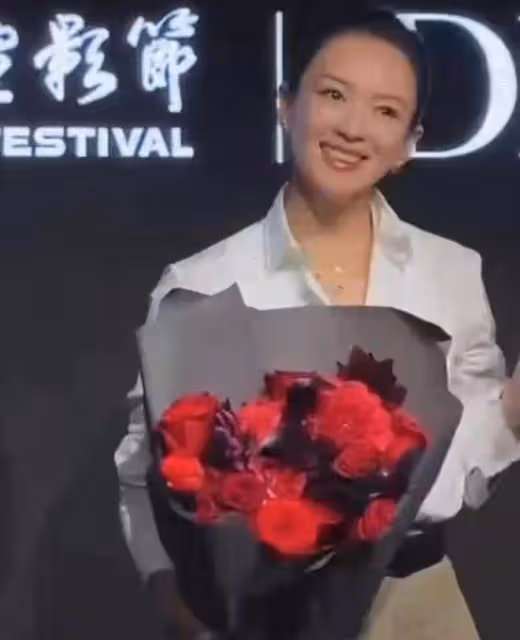 44歲章子怡無濾鏡照曝光,網友指其整容變樣認不出來,成了鷹鉤鼻
