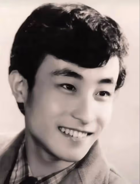 65歲鞏漢林曬全家福拍攝過程,被指基因強大,兒子蓄鬚變壯遭吐槽