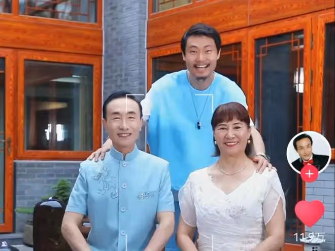 65歲鞏漢林曬全家福拍攝過程,被指基因強大,兒子蓄鬚變壯遭吐槽