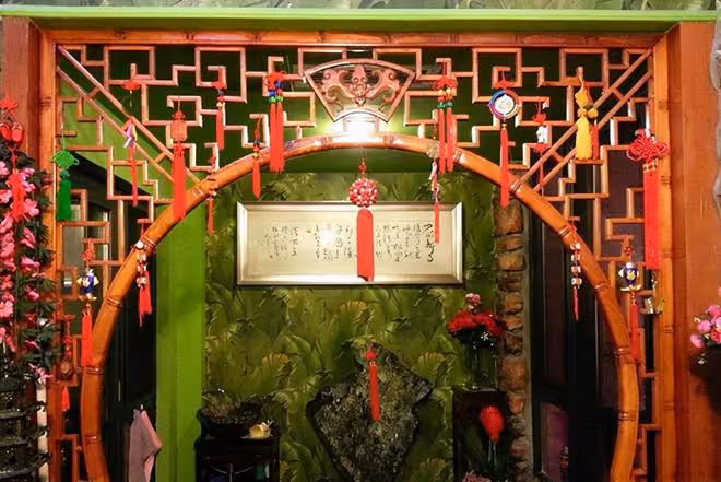 65歲鞏漢林曬全家福拍攝過程,被指基因強大,兒子蓄鬚變壯遭吐槽