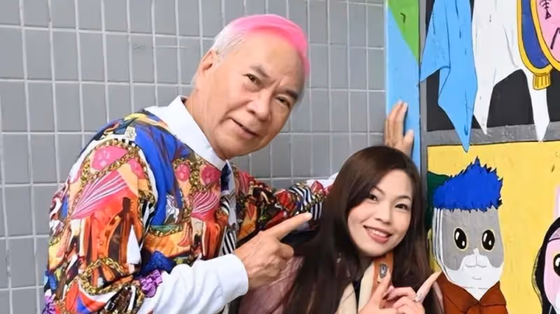 愛得痴纏！72歲香港戲骨年底迎娶36歲女友，7套房產已轉給女方