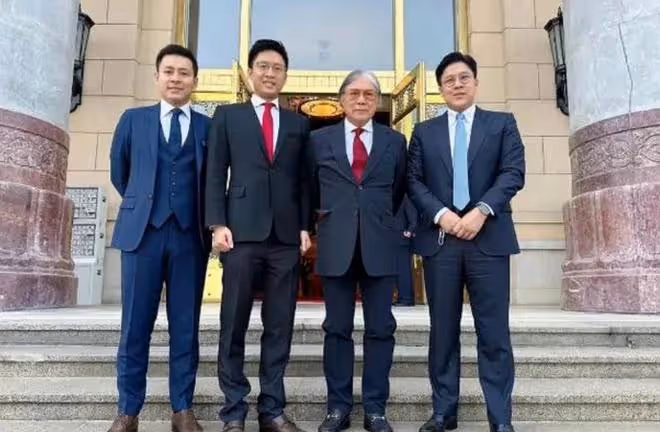 霍震霆帶兒子入局賭王家族事業,未來將與何猷亨何猷啟共事