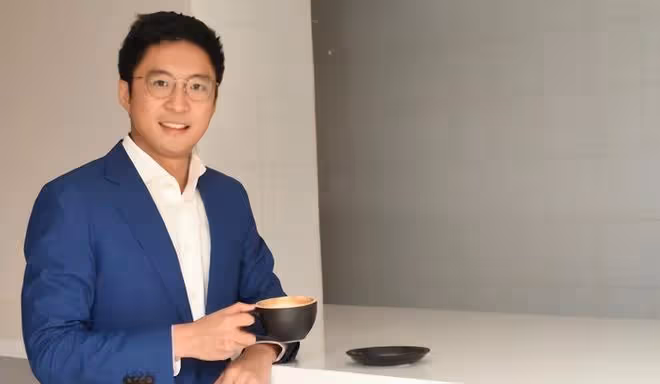 霍震霆帶兒子入局賭王家族事業,未來將與何猷亨何猷啟共事
