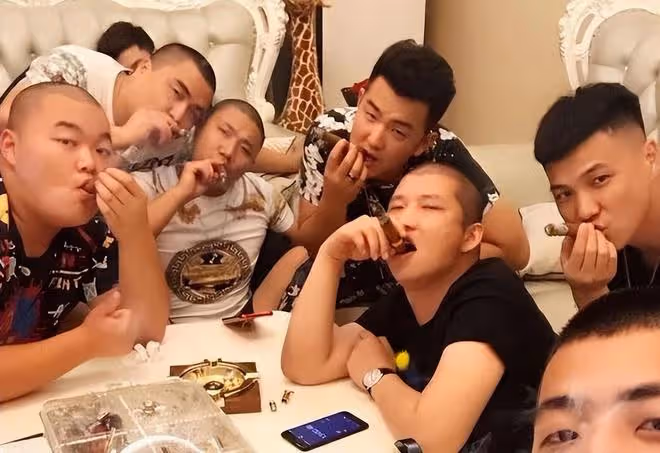 網紅喝酒又出事：二驢喝酒被送進搶救室，目前仍沒脫離生命危險