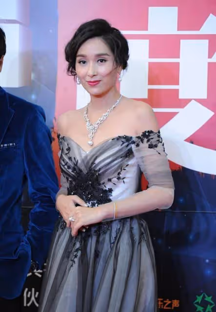 「天然女神」楊恭如美麗得真好 穿一字肩禮服如公主 男伴都羨慕