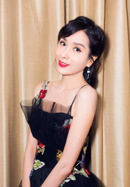 「天然女神」楊恭如美麗得真好 穿一字肩禮服如公主 男伴都羨慕