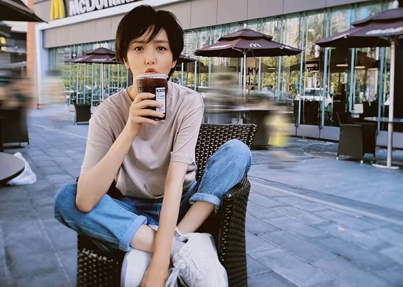 佟麗婭成寶格麗紅毯大贏家,穿露肩裙美過舒淇章子怡,新造型封神