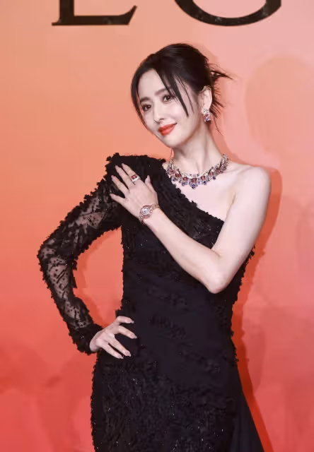 佟麗婭成寶格麗紅毯大贏家,穿露肩裙美過舒淇章子怡,新造型封神