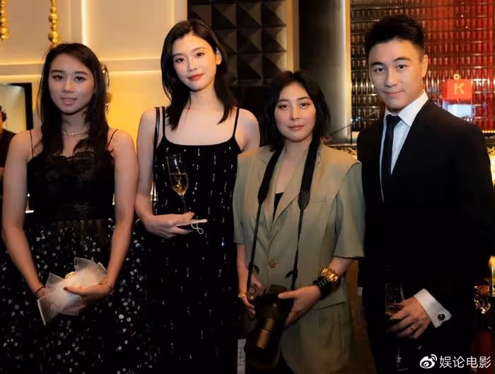 何超儀真敢說,稱何家上次湊齊是在殯儀館,她整容明顯發福了不少