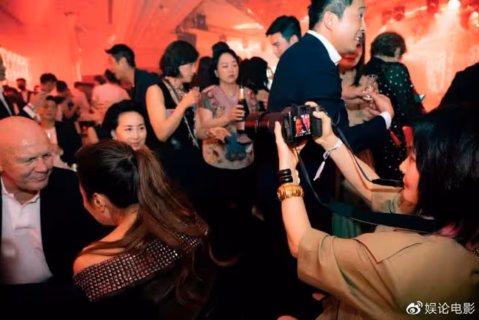 何超儀真敢說,稱何家上次湊齊是在殯儀館,她整容明顯發福了不少