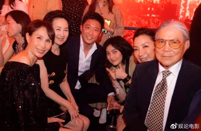 何超儀真敢說,稱何家上次湊齊是在殯儀館,她整容明顯發福了不少