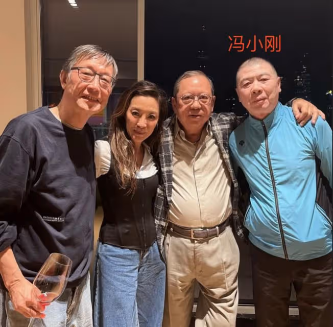 楊紫瓊曬聚會照!與何超瓊緊牽手,陳凱歌馮小剛周潤發等全是大佬
