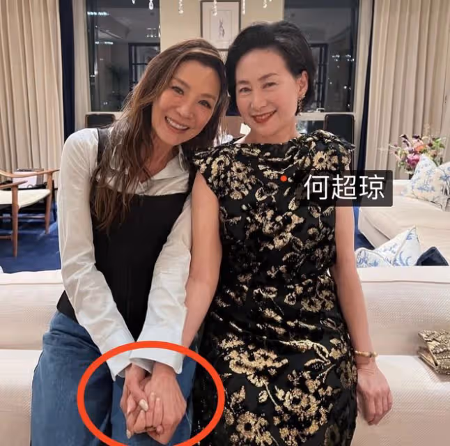 楊紫瓊曬聚會照!與何超瓊緊牽手,陳凱歌馮小剛周潤發等全是大佬