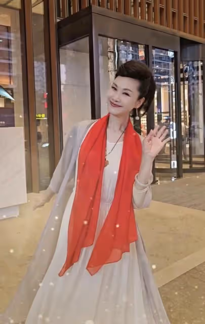 於文華攜老公罕秀恩愛！男方身材發福幸福肥，結婚22年無子仍恩愛