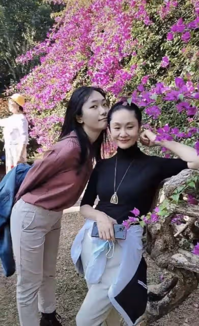 於文華攜老公罕秀恩愛！男方身材發福幸福肥，結婚22年無子仍恩愛