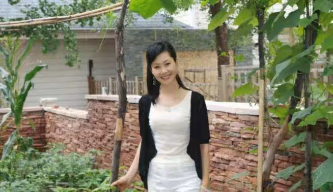 於文華攜老公罕秀恩愛！男方身材發福幸福肥，結婚22年無子仍恩愛