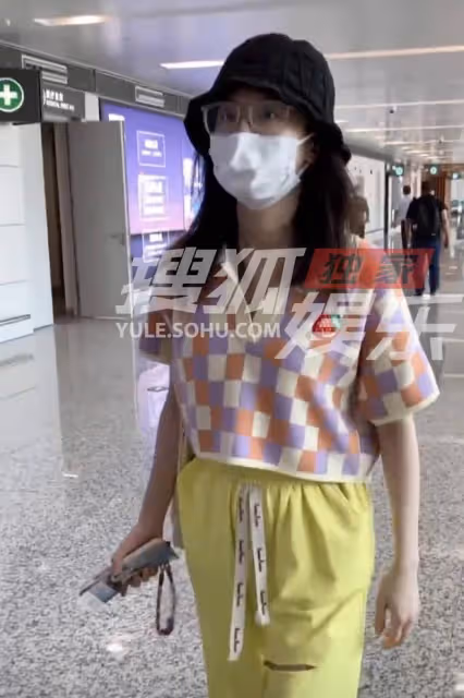 謀女郎曝新戀情！靠男友肩膀還一同回家，男方高大壯碩疑家境不菲