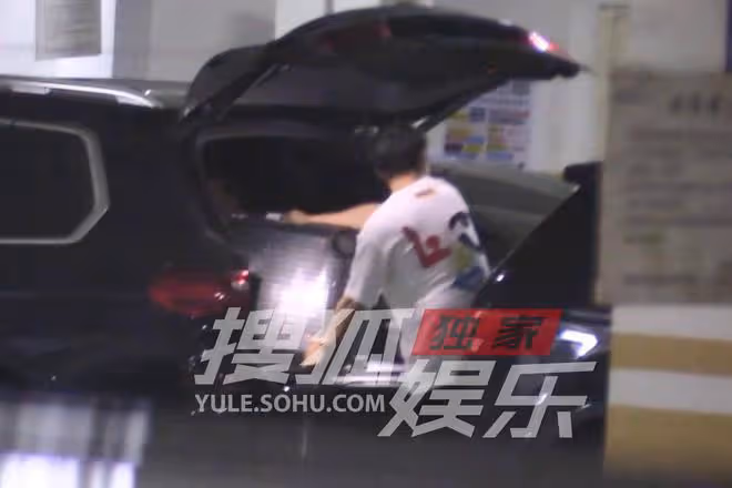 謀女郎曝新戀情！靠男友肩膀還一同回家，男方高大壯碩疑家境不菲