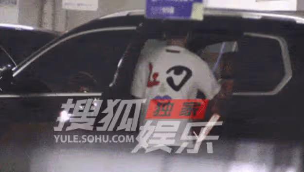 謀女郎曝新戀情！靠男友肩膀還一同回家，男方高大壯碩疑家境不菲