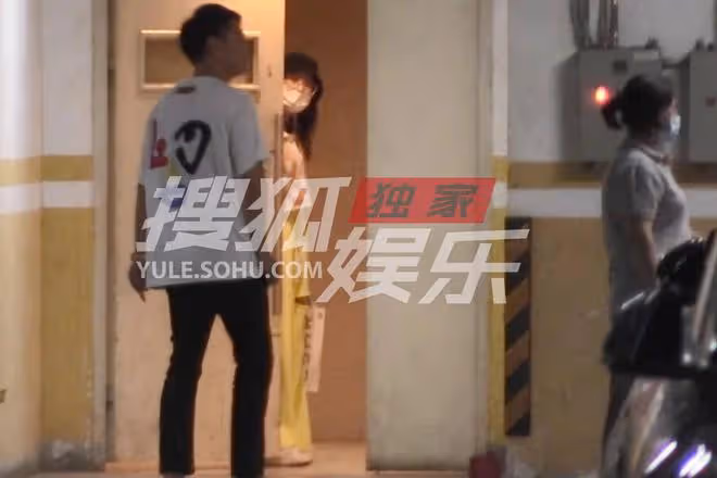 謀女郎曝新戀情！靠男友肩膀還一同回家，男方高大壯碩疑家境不菲