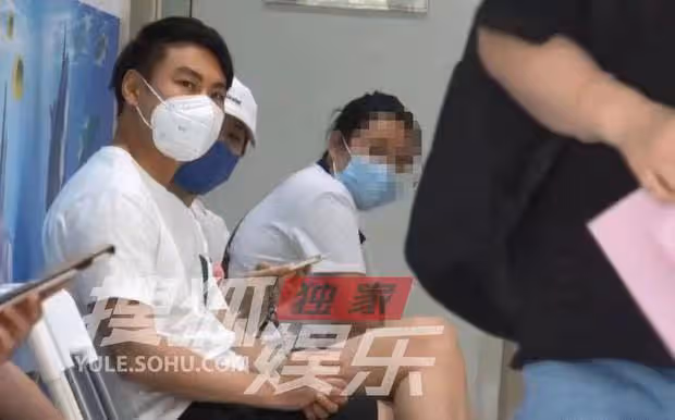 謀女郎曝新戀情！靠男友肩膀還一同回家，男方高大壯碩疑家境不菲