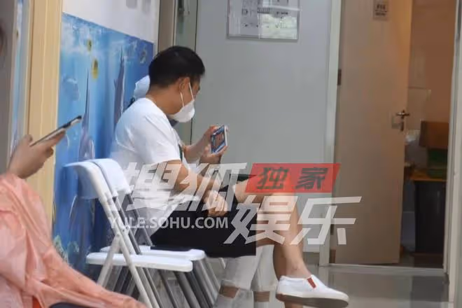 謀女郎曝新戀情！靠男友肩膀還一同回家，男方高大壯碩疑家境不菲