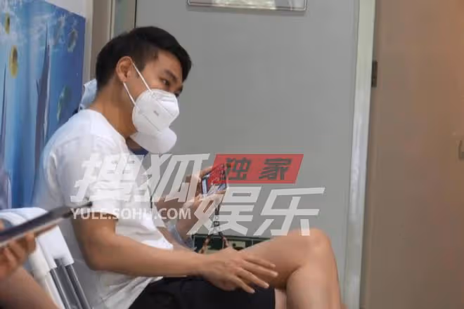 謀女郎曝新戀情！靠男友肩膀還一同回家，男方高大壯碩疑家境不菲