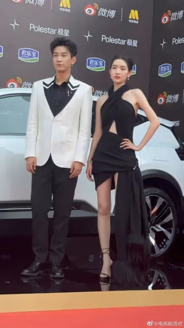 王子奇與王玉雯的合影發現了亮點,原來大家都一樣