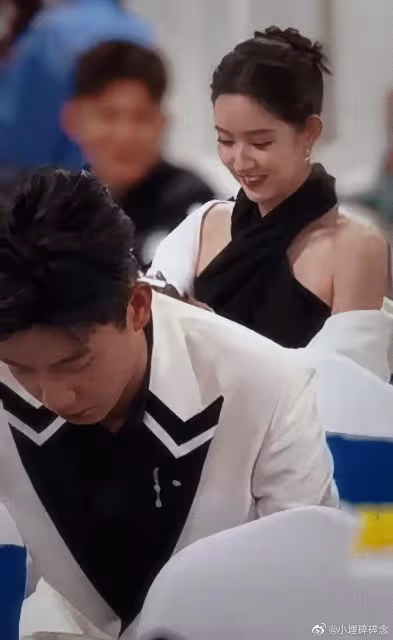 王子奇與王玉雯的合影發現了亮點,原來大家都一樣
