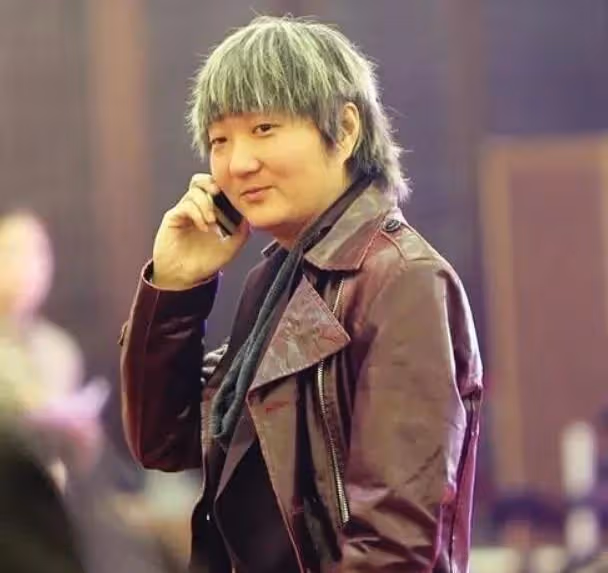 王大治:攜妻女西安看房,均價8500元一平米,其泡麵頭神似張紀中