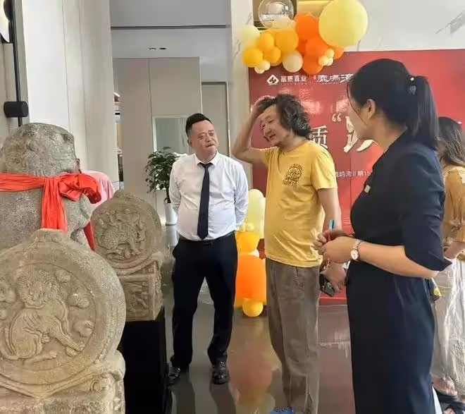 王大治:攜妻女西安看房,均價8500元一平米,其泡麵頭神似張紀中