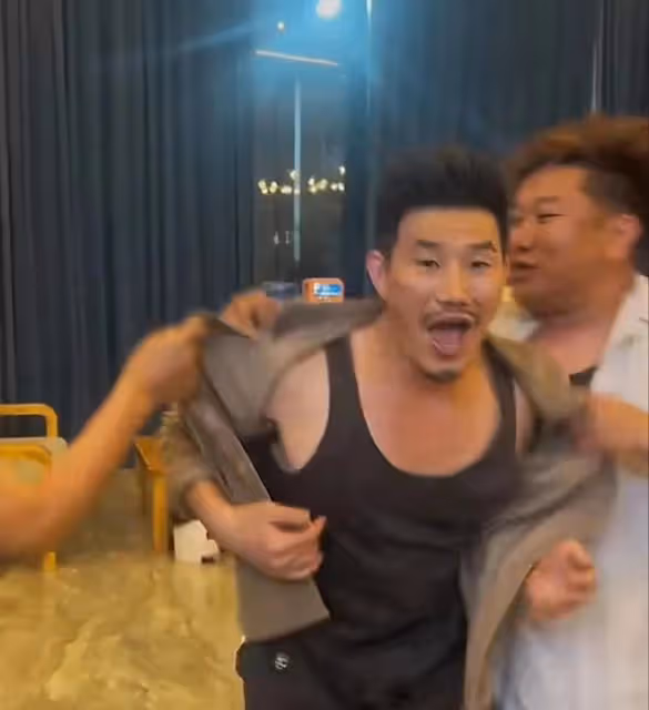 演員謝孟偉因形象不佳,製片方要求導演刪除戲份,怕影響電影票房