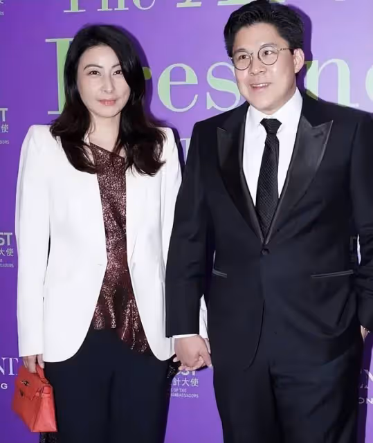 郭晶晶獨自帶三娃現身「貧民窟」,網友驚嘆:沒有保鏢,不是吧?