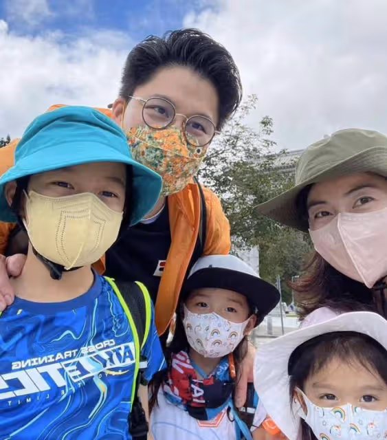 郭晶晶獨自帶三娃現身「貧民窟」,網友驚嘆:沒有保鏢,不是吧?