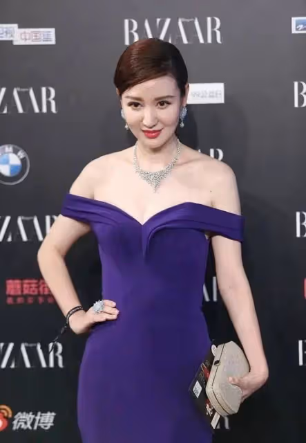 楊蓉不愧是「小號水蜜桃」穿一字肩美麗動人 外國男伴一臉羨慕