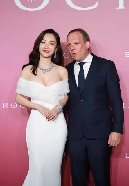 楊蓉不愧是「小號水蜜桃」穿一字肩美麗動人 外國男伴一臉羨慕