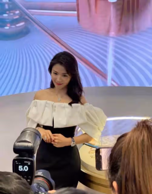 劉濤出席活動生圖狀態好美,一字肩連衣裙盡顯好身材,自信優雅