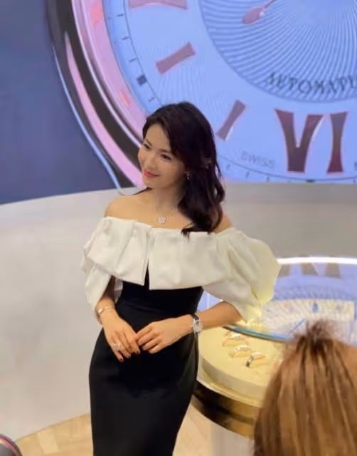 劉濤出席活動生圖狀態好美,一字肩連衣裙盡顯好身材,自信優雅
