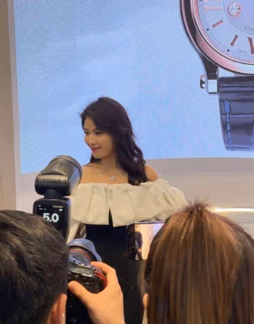 劉濤出席活動生圖狀態好美,一字肩連衣裙盡顯好身材,自信優雅