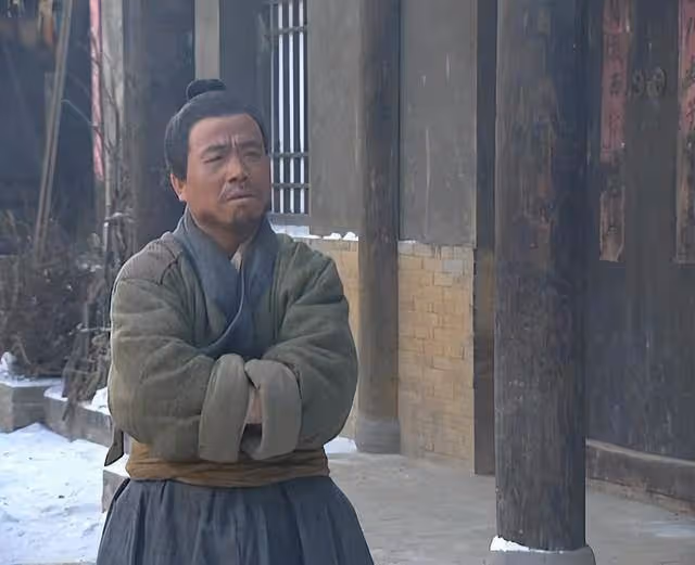 他是身高一米四的武術冠軍，妻子比他高30公分，因飾演武大郎爆紅