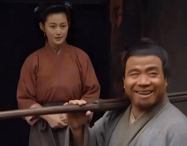 他是身高一米四的武術冠軍，妻子比他高30公分，因飾演武大郎爆紅