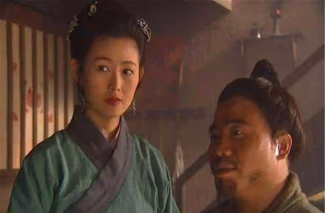 他是身高一米四的武術冠軍，妻子比他高30公分，因飾演武大郎爆紅