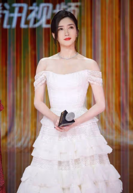 江疏影氣質真優越,穿一字肩裙優雅似新娘,白瓷肌「五美」中拔尖