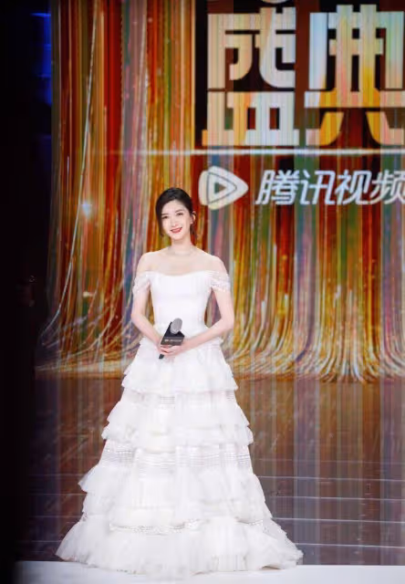 江疏影氣質真優越,穿一字肩裙優雅似新娘,白瓷肌「五美」中拔尖